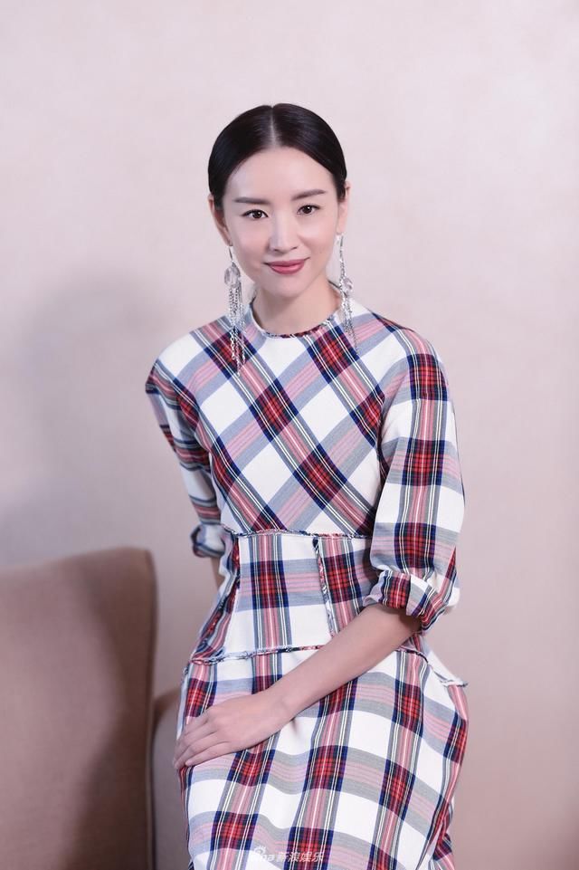 董洁穿长裙优雅大方气质温婉,笑容明媚,网友:还是那个冷清秋!