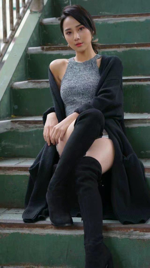 街拍:紧身衣加热裤，才能突显美女们的气质和身材