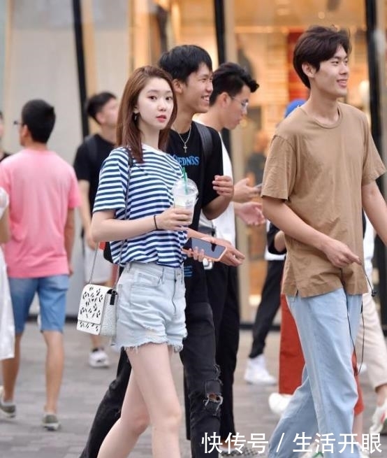 #美女#街拍美女:青春靓丽的小姐姐,牛仔裤简单搭配,衬托时尚气质!