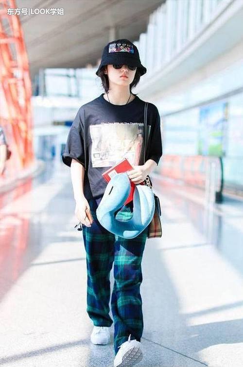 张子枫没有金晨的大长腿还穿阔腿裤，女神和假小子差距一目了然