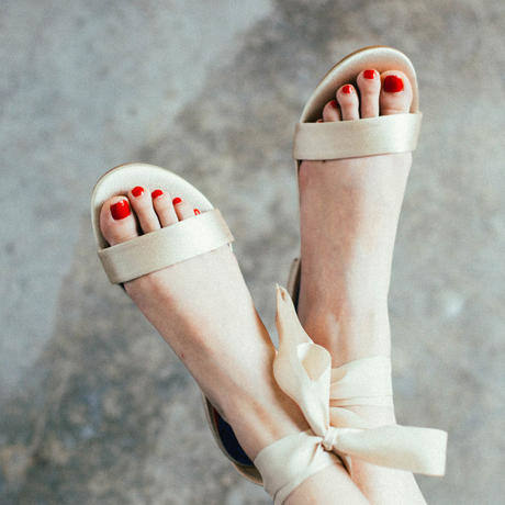 百搭俏皮感凉鞋，气质透着光，轻龄清爽，微微一脚很倾城