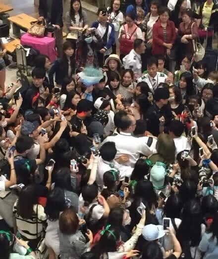 明星大波粉丝接机有黑幕！央视官博证实言论，袁立转发相关视频！