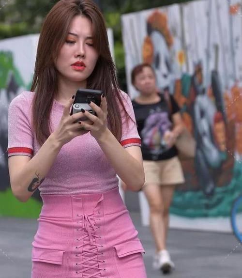  『女人味』养眼女神街拍：肤如凝脂的美女，一件黄色外套配黑色短裙，时尚魅力女人味