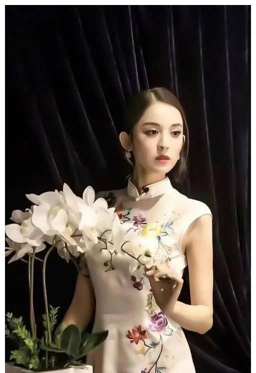  #美女#穿旗袍闪耀全场，球迷称为中式八球“最美女裁判”，气质不输女星