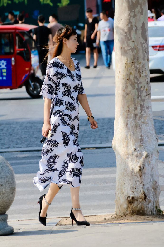 满身是羽毛图案的V领连衣裙，有没有一种飘飘然的感觉？