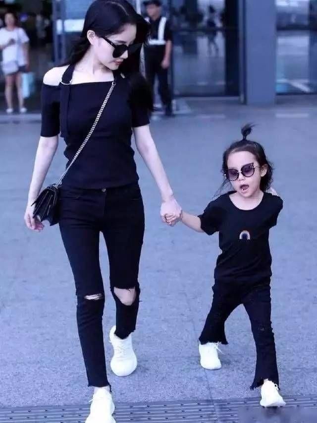 李小璐也不知道打扮一下，穿成这样就出门! 网友:扮的太幼稚了