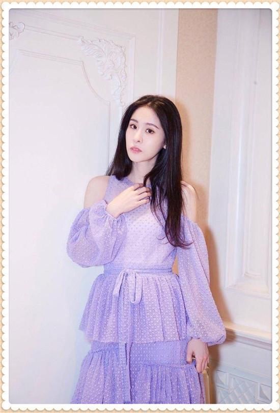 当张碧晨和李宇春同穿紫色蛋糕裙，才知道气场和气质的差距有多大