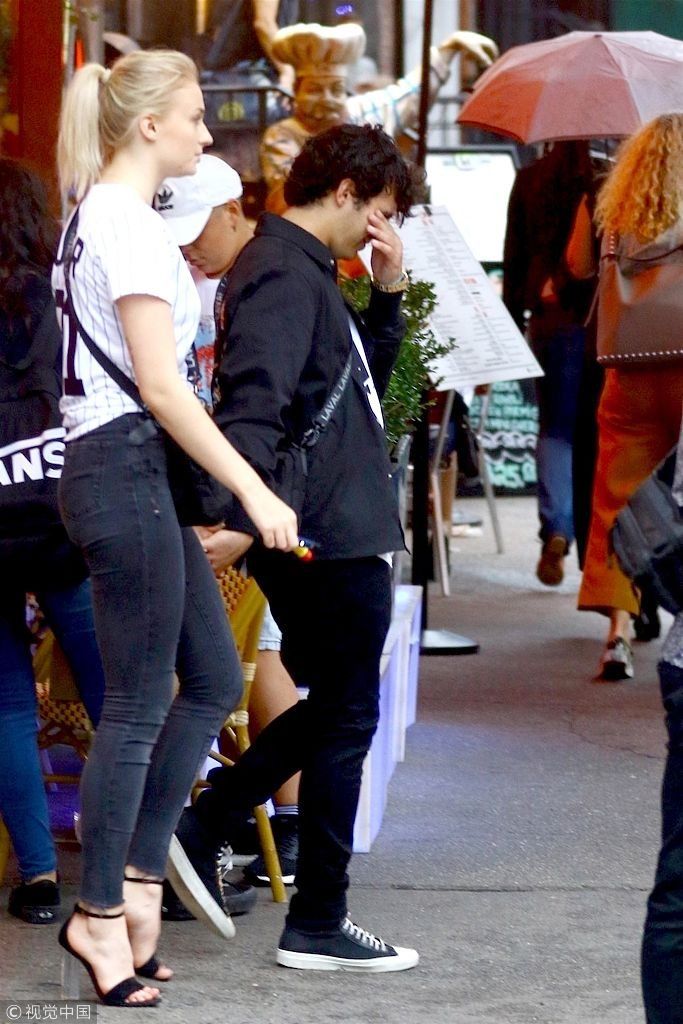 “三傻”索菲特纳穿紧身裤现惊人大象腿  脚踩恨天高与乔纳斯外出