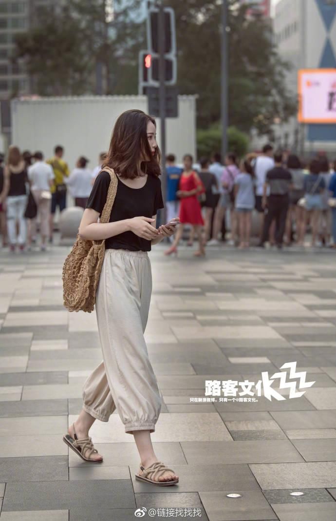 街拍:紧身T恤搭配毛边短裤，甜美清新，小姐姐大长腿让人羡慕