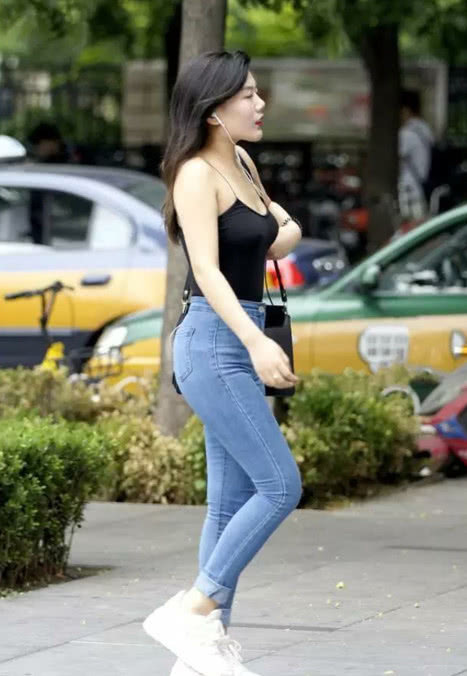 气质小姐姐紧身牛仔裤大秀丰满身材，网友：前凸后翘，可以给十分