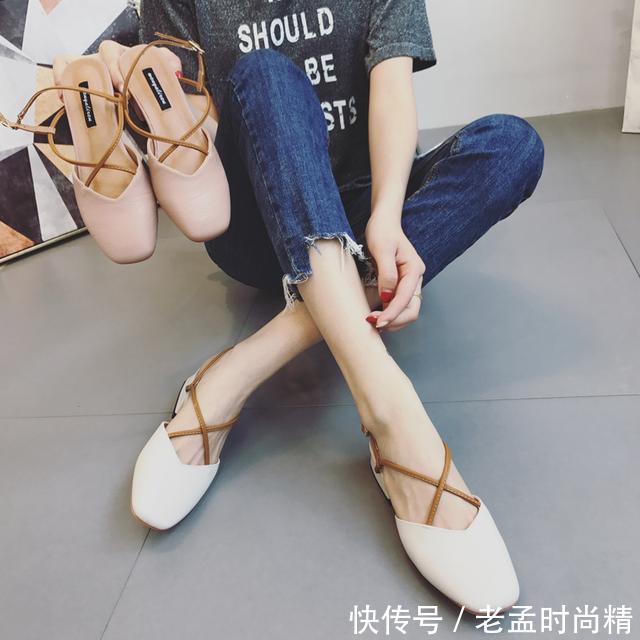  [字扣粗跟女士罗马凉]别再傻傻穿高跟凉鞋了，现在大家都穿这种低跟鞋，今年特流行！