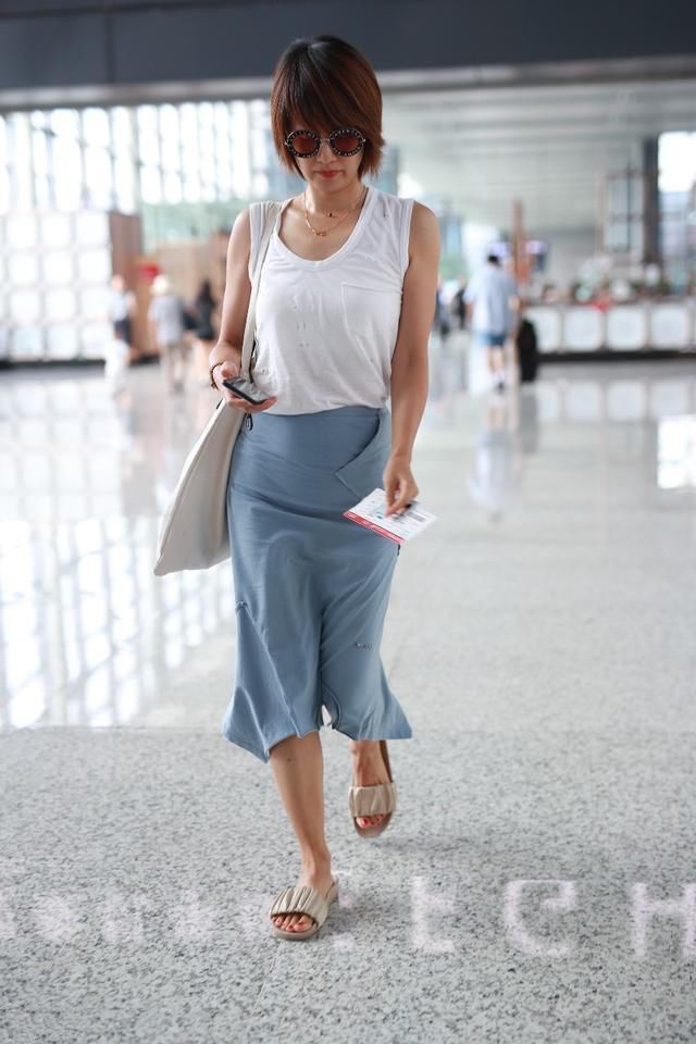 马伊琍好不容易穿次裙子，却搭了双凉拖鞋，网友:拖鞋毁所有!