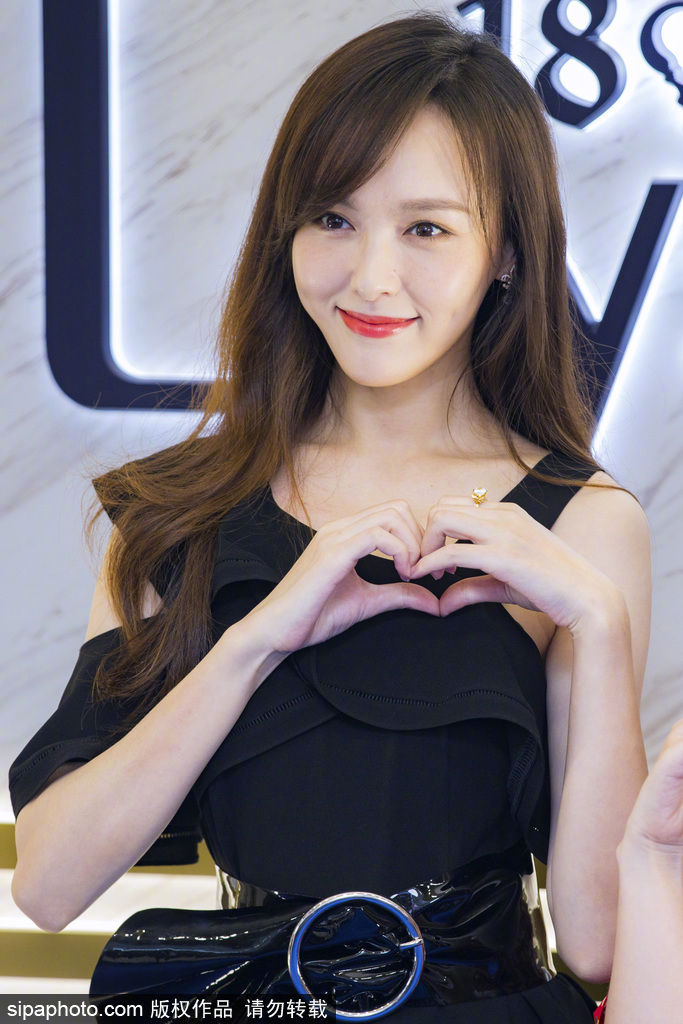 唐嫣在南京出席品牌活动，一身黑色长裙半露香肩美翻天，美美的