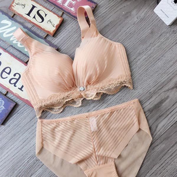 越来越多女人不买传统文胸了，都爱上了“前扣式”设计，不勒不热