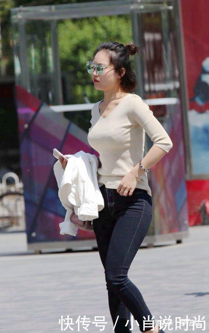街拍:女生休闲穿搭挺好看,显得身材傲人,但上衣还可以再改进!