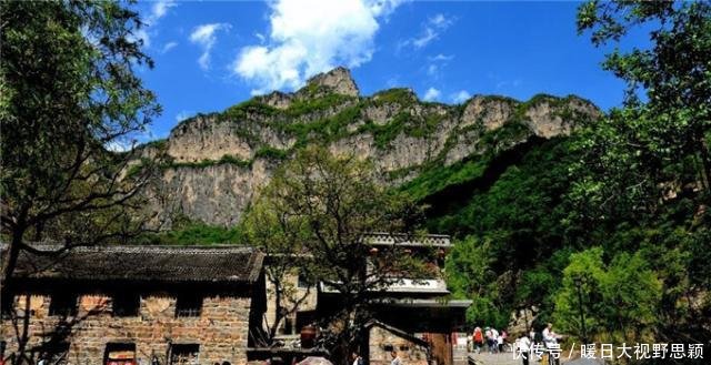 国内最神秘的两个村庄,一个在地下,一个却在1700米悬崖之上