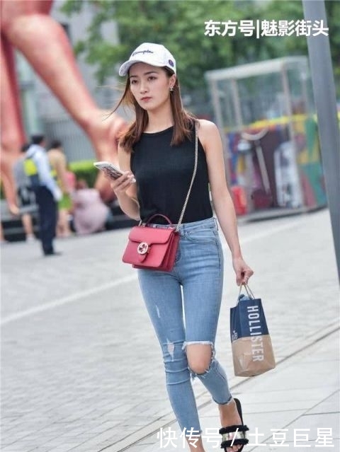  『时髦』时髦的外国小姐姐，连体裤搭配高跟凉鞋，性感又带着小清新的味道