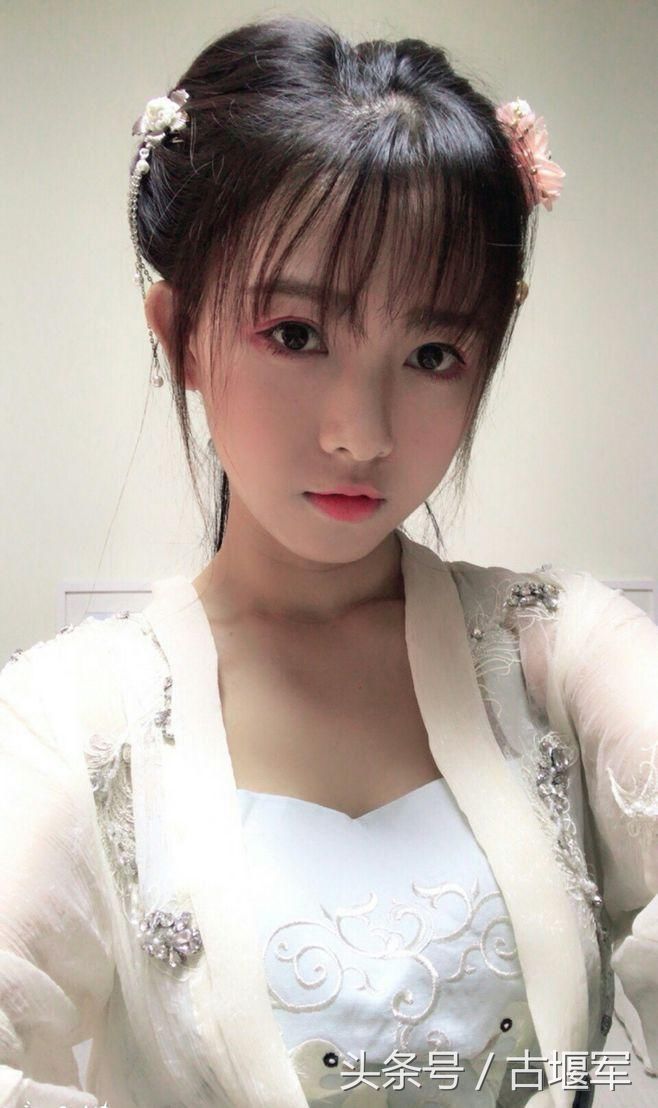 学院派美女，略带风尘气息