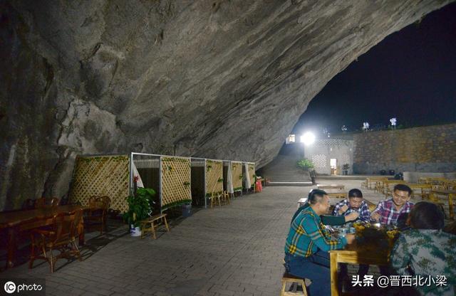 湖南郴州一餐厅吸引了不少顾客慕名前来，只因它座落在一个溶洞里