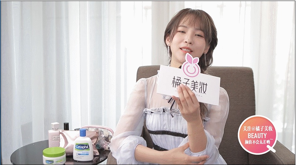 打开蒋申的化妆包，居然有一支火鸡面色的口红！