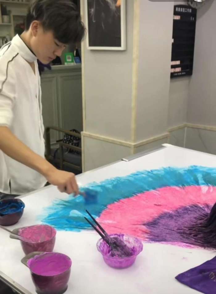 长发小姐姐尝试颜系染发, 理发师变“撒盐小哥”, 造型完成姑娘绿