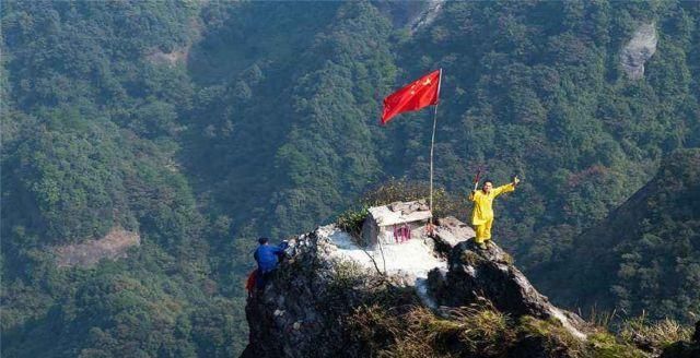 湖南最牛“峭壁飞人”，帮人烧香“轻松”月入过万，敢做的没几个