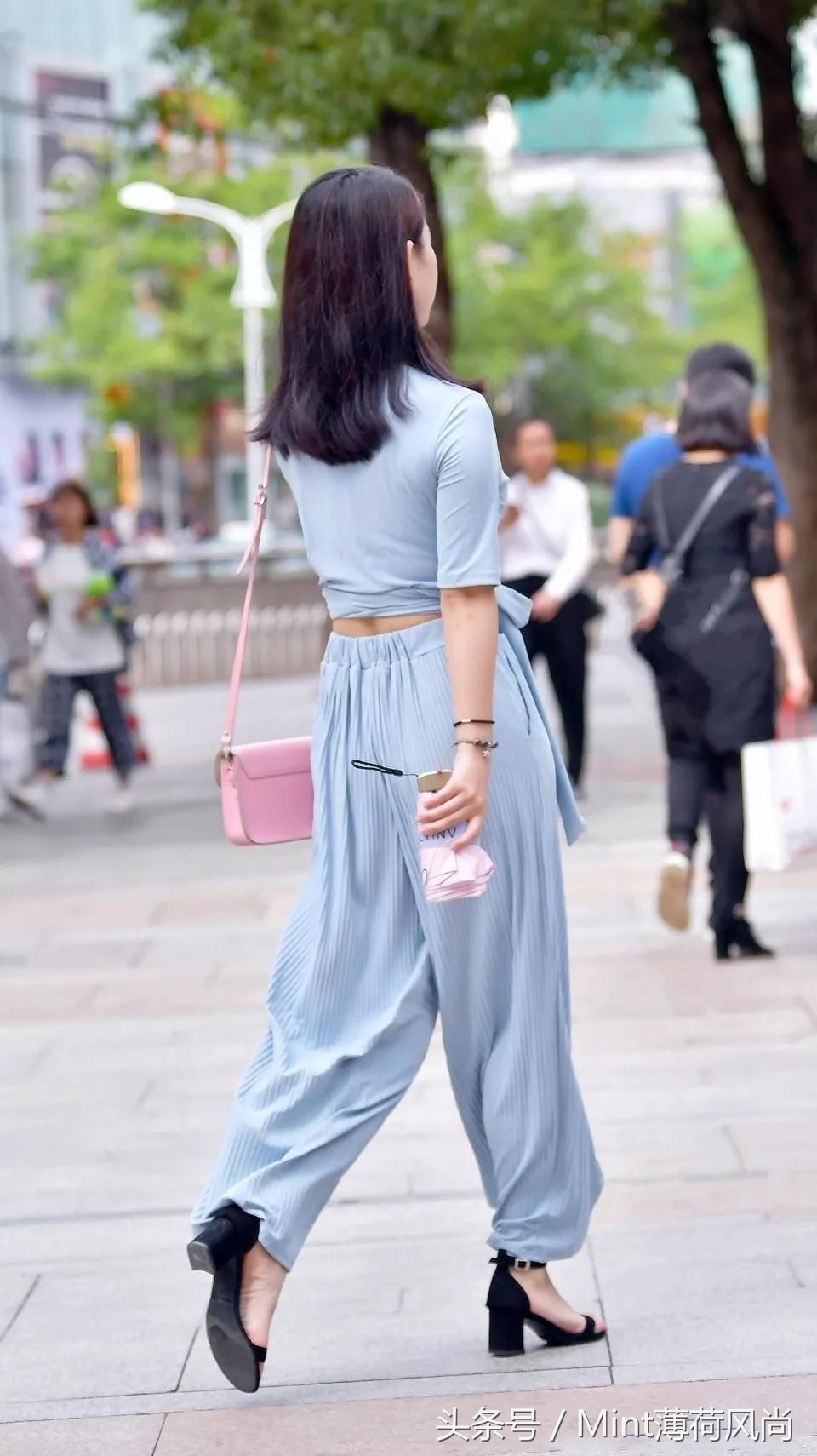 成都街拍:浅绿色套装+黑色高跟凉鞋,温婉秀气