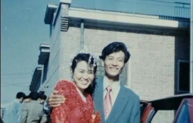『照片』80年代婚纱照走红,新郎的背后成最大亮点,贫穷限制了想象!