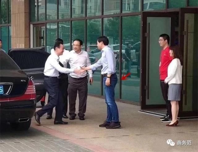 雷军穿牛仔裤见王健林，大佬圈能穿好牛仔裤的没几个...
