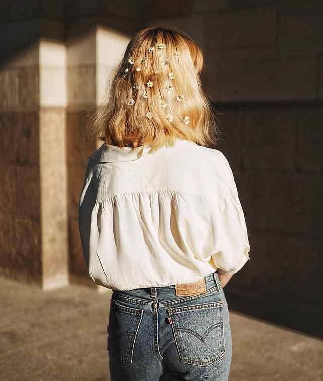  「女王」让怀旧情怀成为法式优雅象征：INS二手衣女王的搭配造型心法