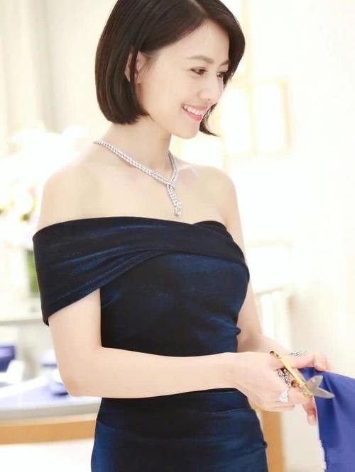 【 显贵】一袭丝绒抹胸长裙温柔性感，搭短发高级显贵，高圆圆女神气质绝了