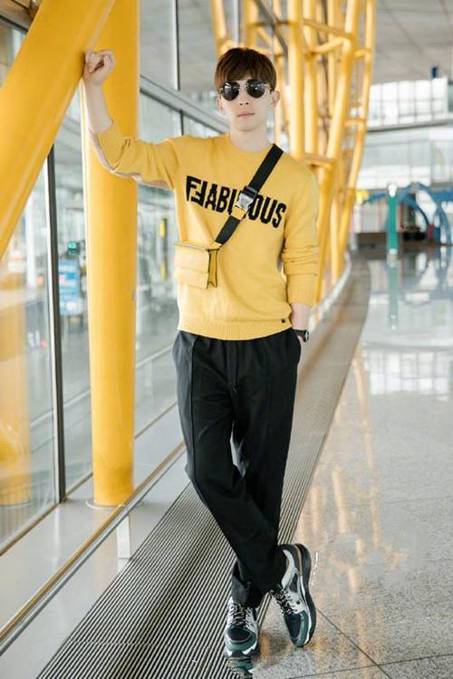 邓伦启程米兰时装周，机场大秀一番与粉丝挥手告别