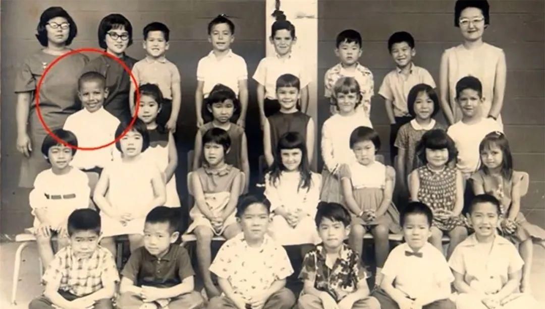  『奥巴马』奥巴马被亚洲同学包围，就因他的混血母亲，美女妈妈影响儿子一生