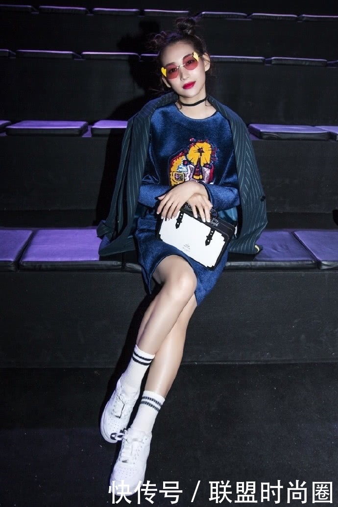 温雅穿抹胸裙玩性感，暴露了一双惊艳长腿，网友：被这腿给征服了