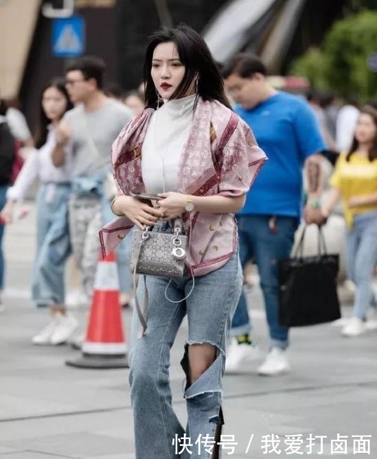  「气质」街拍：身材高挑的小姐姐，一件白色上衣配牛仔裤，时尚大方气质