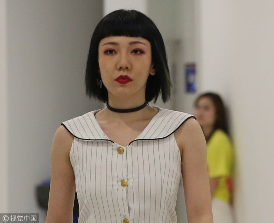 吴莫愁顶“埃及艳后”发型出场摆高冷扑克脸  获工作人员搭手护主