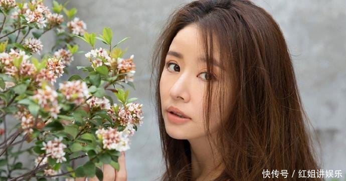 林心如穿衬衫裙现身, 扎起高马尾的她, 瞬间美成了20岁辣妈!