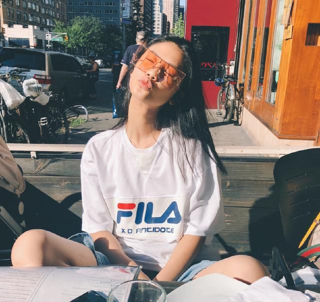 王艺穿香芋色吊带裙,性感仿佛落日女神,网友:被你美哭了!