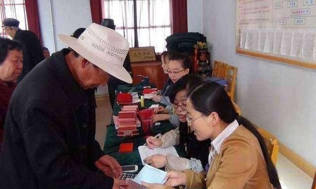 农村朋友注意啦！老人去世后 家里有这两项补贴可以领 最高2万