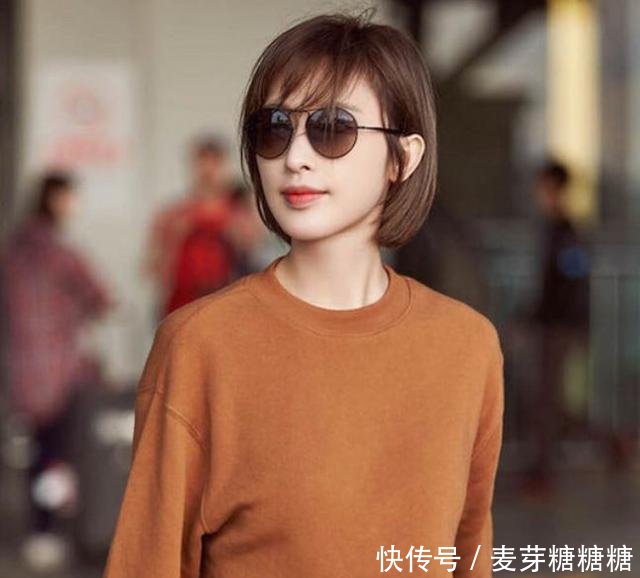 张俪豁出去了，肚脐眼儿镶钻也就算了，这裤子“裂”的也够个性