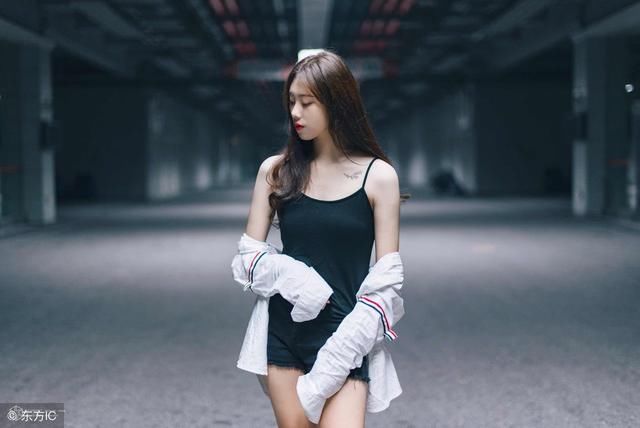 吊带小露肩连衣裙,展现令人痴迷的诱人魅力