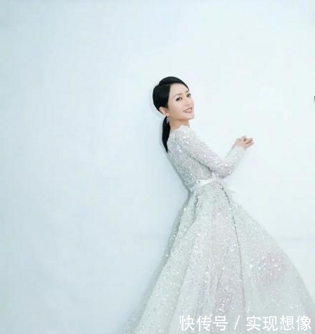 『婉约』路人街拍,小姐姐白T恤搭配紧身牛仔裤,很是婉约动人