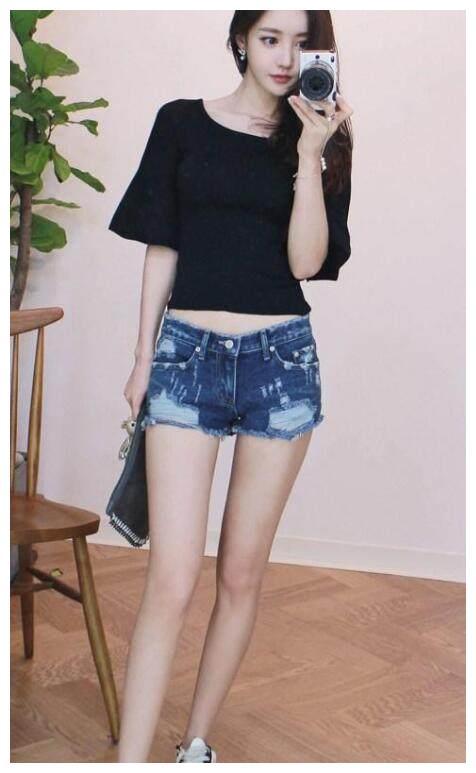 很会打扮的漂亮女孩，搭配紧身牛仔裤，尽显时尚的魅力！