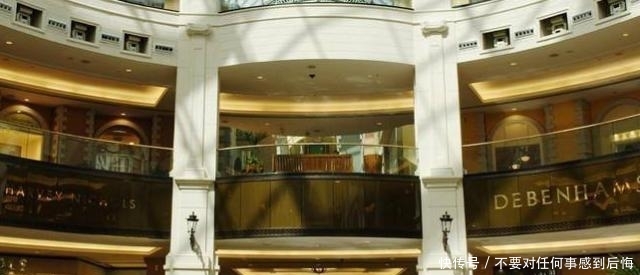 迪拜女人常年黑袍加身,却酷爱买奢侈品,网友费解:买来干嘛呢?