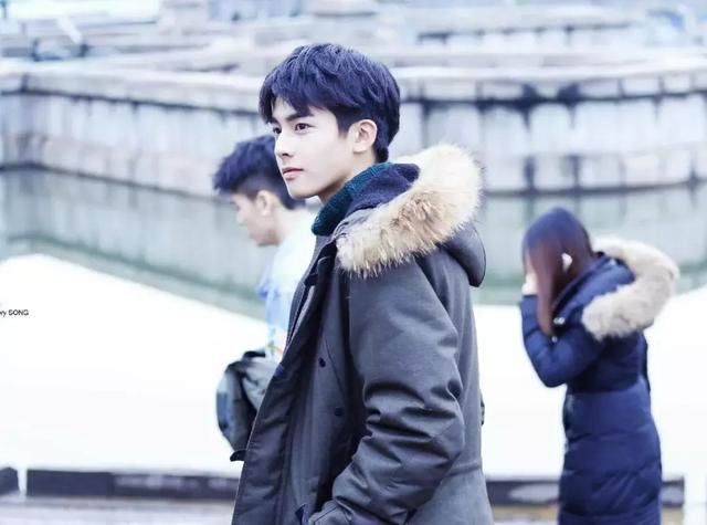 跟你说个恐怖故事，你刚割的双眼皮过时了