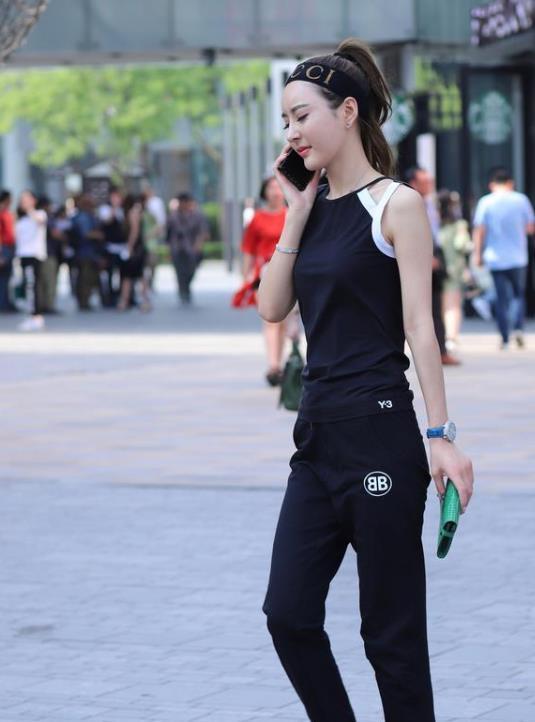  「气质」街拍：情致两饶的美女，一件白色上衣配黑色裤子，时尚唯美气质范