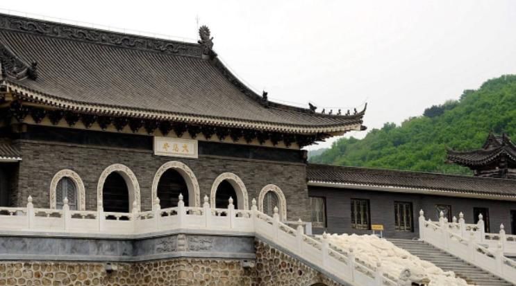  「僧人」最穷寺庙，禁止游客捐钱也不开发旅游，僧人一天只吃一顿饭
