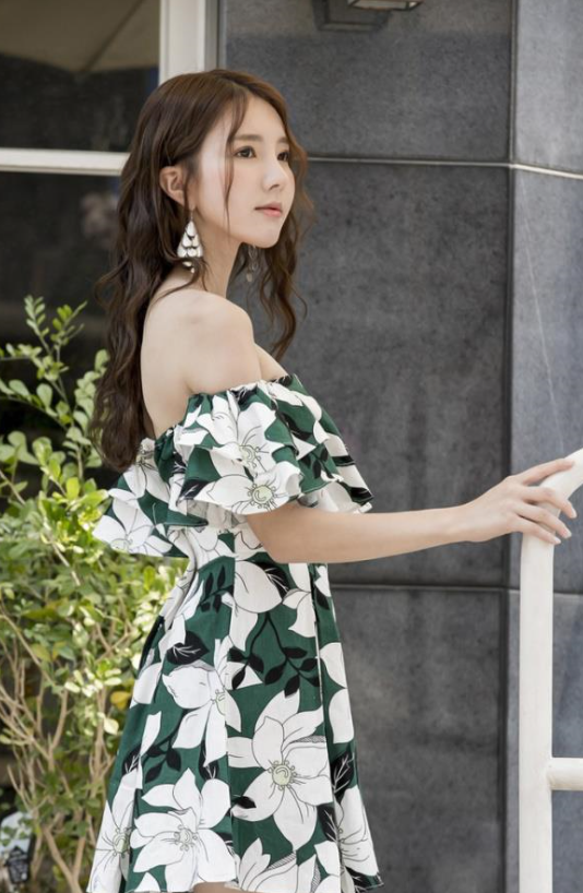 路人街拍，美女一字肩碎花连衣裙，时尚又优雅，体现不一样的美!