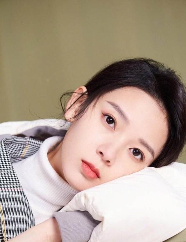  『看起来』陈瑶扎丸子头清新减龄，黑白灰服饰简约时尚，眼眸灵动