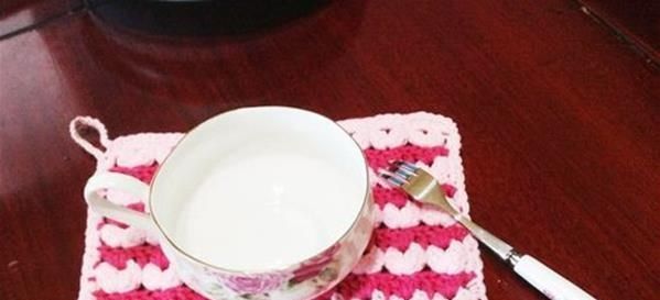  【辫孔中】方形条纹双色杯垫的钩法，这个花样也可以织围巾哟